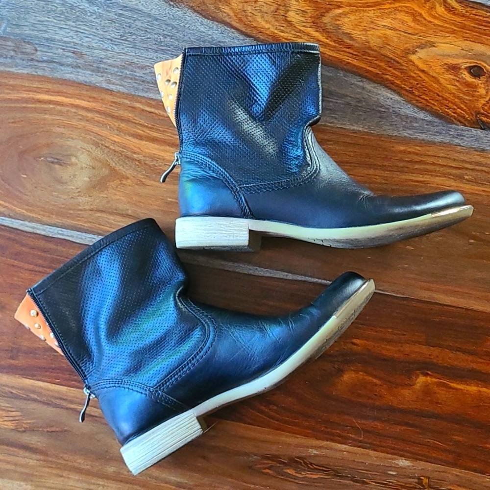 Carini leather booties 37